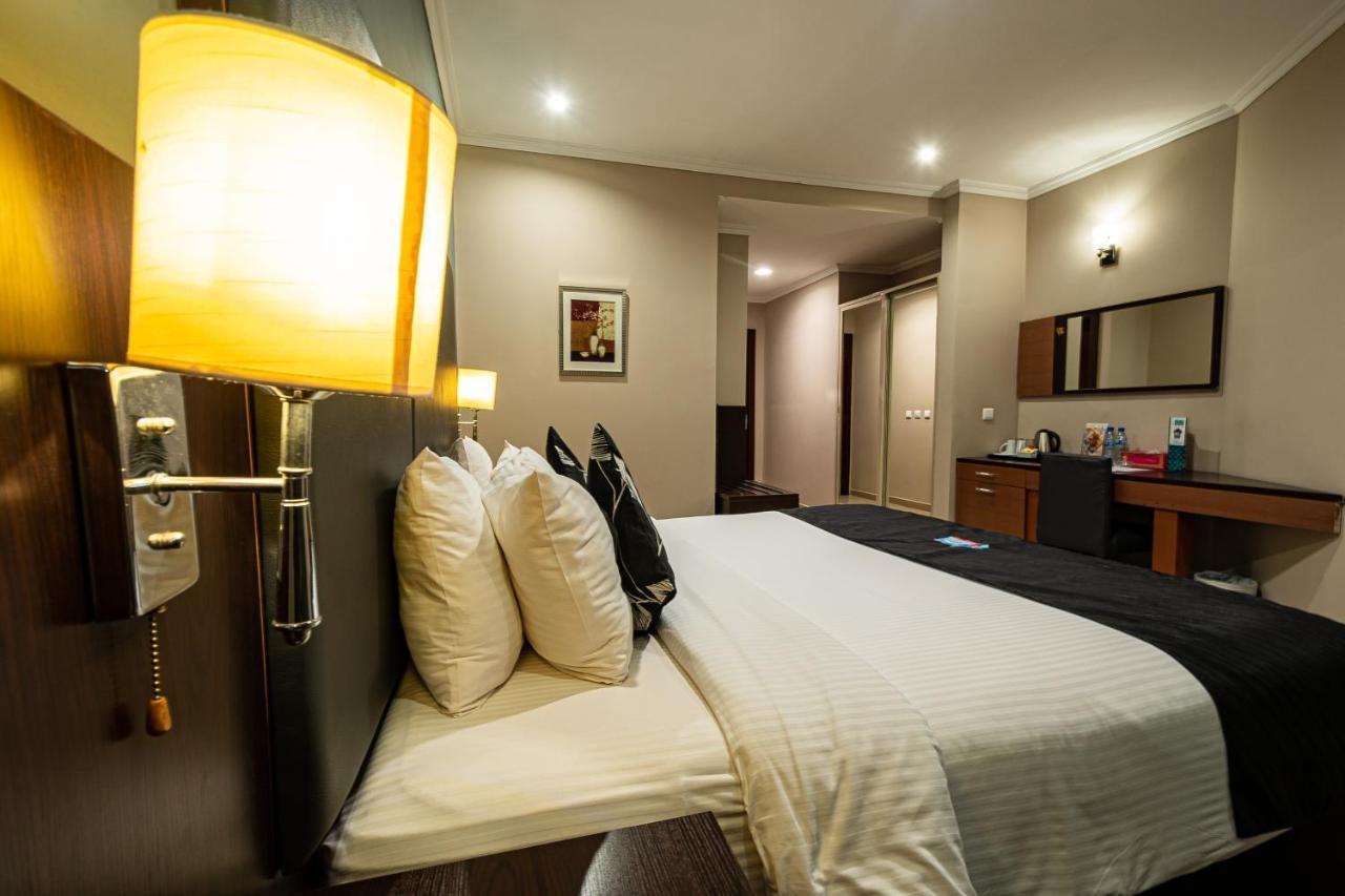 Hotel Milenio Нампула Екстериор снимка