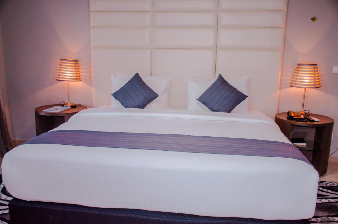 Hotel Milenio Нампула Екстериор снимка