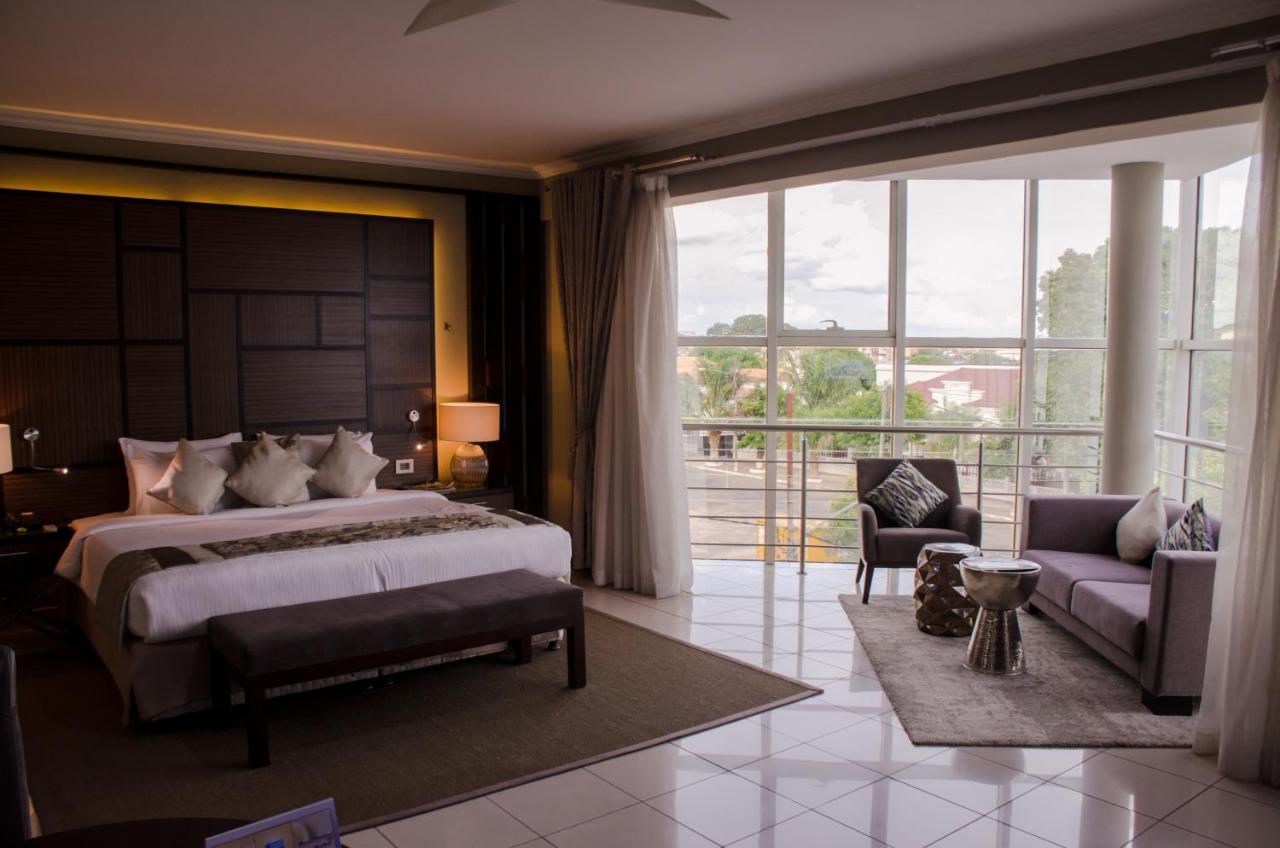 Hotel Milenio Нампула Екстериор снимка